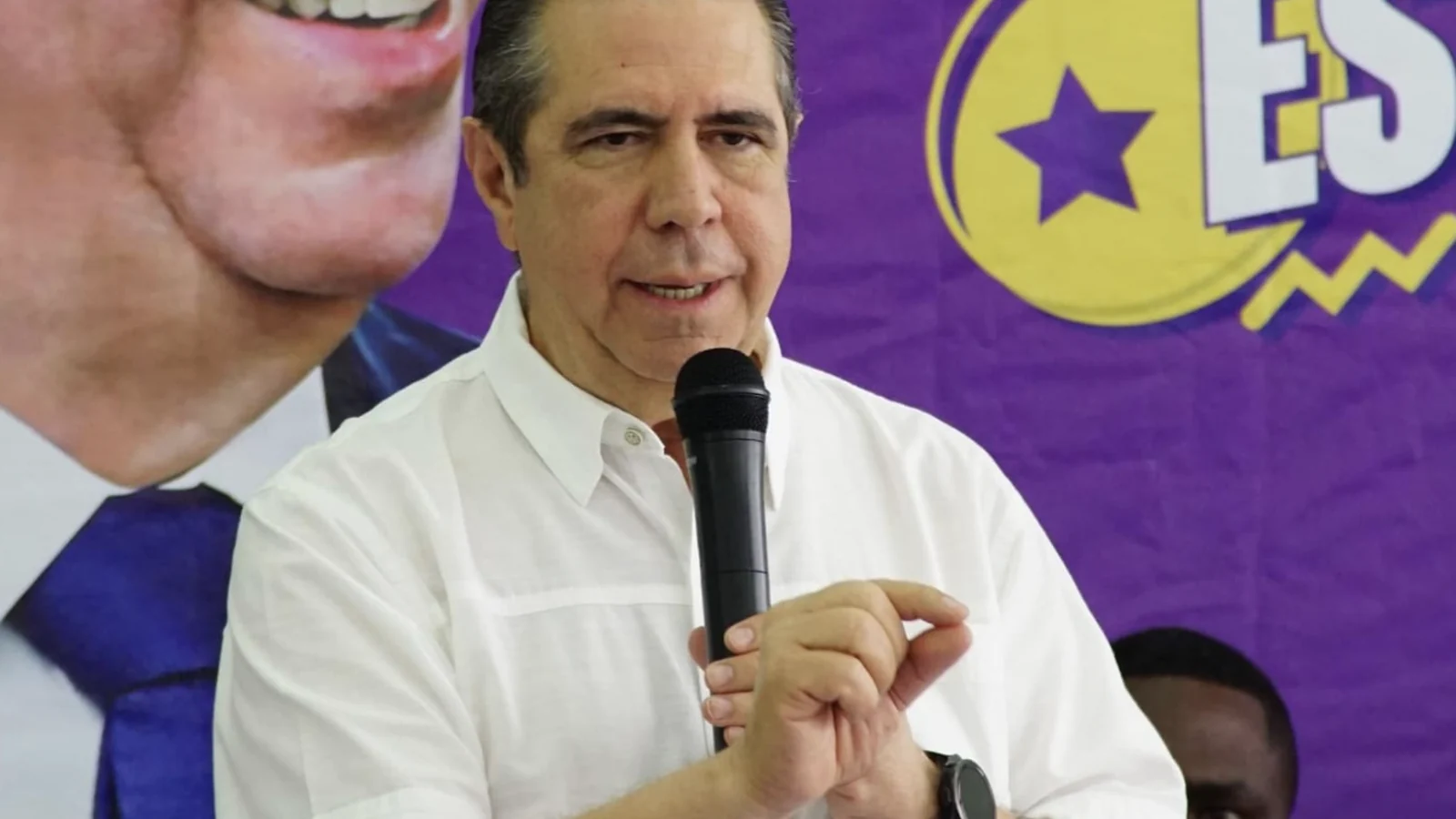Francisco Javier García habla ante simpatizantes en una actividad política.